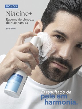Modelo usando espuma niacine com niacinamida