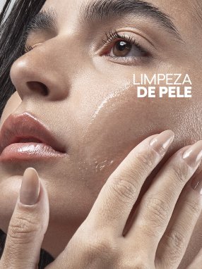 Modelo usando um creme, o clique envia para limpeza de pele